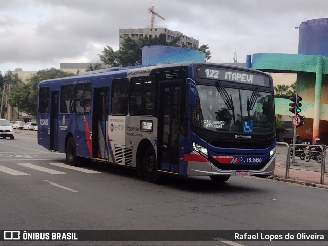 Auto Viação Bragança Metropolitana > Viação Raposo Tavares 12.2420 na cidade de São Paulo, São Paulo, Brasil, por Rafael Lopes de Oliveira. Número da foto: #12729678.
