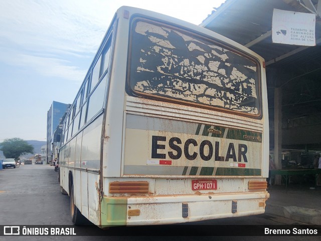 Escolares 1071 na cidade de Porteirinha, Minas Gerais, Brasil, por Brenno Santos. Número da foto: #12730375.