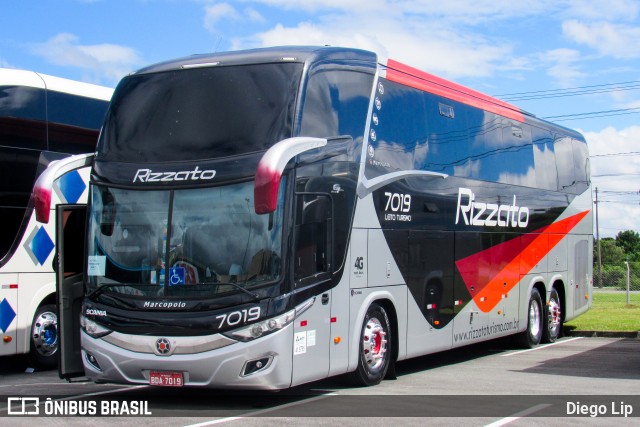 Rizzato Transporte e Turismo 7019 na cidade de Curitiba, Paraná, Brasil, por Diego Lip. Número da foto: #12749139.