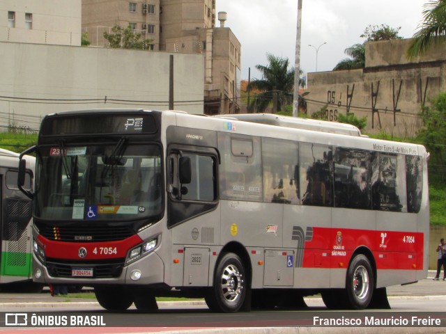 Pêssego Transportes 4 7054 na cidade de Barueri, São Paulo, Brasil, por Francisco Mauricio Freire. Número da foto: #12698732.