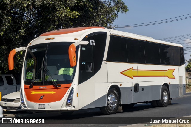 Flecha Amarilla 1038 na cidade de Tlaquepaque, Jalisco, México, por Juan Manuel Cruz. Número da foto: #12697900.
