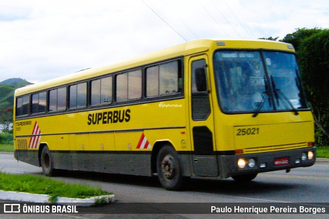 Viação Itapemirim 25021 na cidade de Barra do Piraí, Rio de Janeiro, Brasil, por Paulo Henrique Pereira Borges. Número da foto: #12751517.