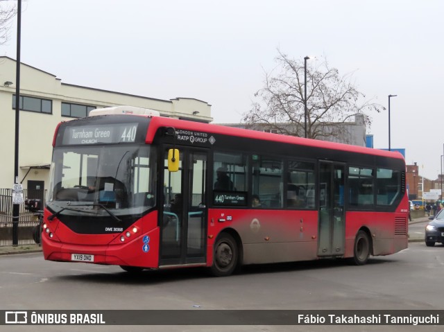 London United DLE30368 na cidade de Ealing, Greater London, Inglaterra, por Fábio Takahashi Tanniguchi. Número da foto: #12751672.