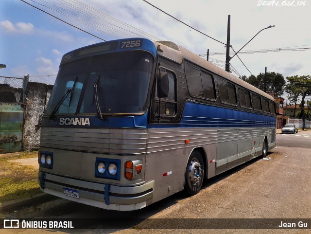 Ônibus Particulares 7256 na cidade de Guarujá, São Paulo, Brasil, por Jean Gu. Número da foto: #12750048.