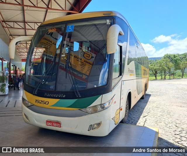 Empresa Gontijo de Transportes 19250 na cidade de Itaobim, Minas Gerais, Brasil, por Andre Santos de Moraes. Número da foto: #12750058.