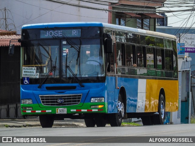 Autotransportes Barrio San José 00 na cidade de Alajuela, Alajuela, Alajuela, Costa Rica, por Alfonso Russell. Número da foto: #12752883.