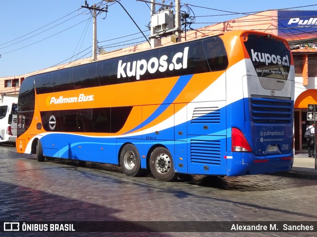 Pullman Bus 256 na cidade de Santiago, Santiago, Metropolitana de Santiago, Chile, por Alexandre M.  Sanches. Número da foto: #12754105.