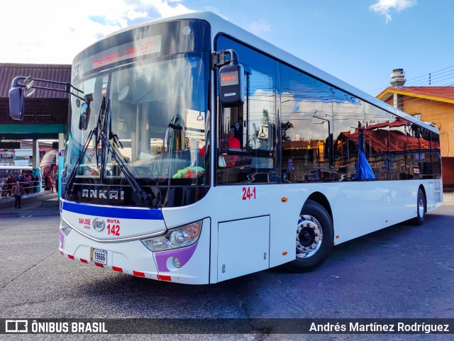 Transportes Coronado 24-1 na cidade de Vásquez de Coronado, San José, Costa Rica, por Andrés Martínez Rodríguez. Número da foto: #12755282.