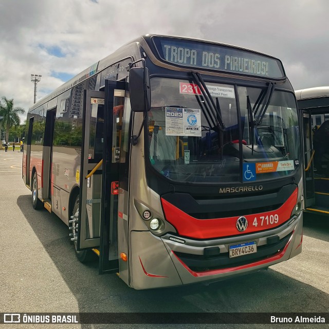 Pêssego Transportes 4 7109 na cidade de Barueri, São Paulo, Brasil, por Bruno Almeida. Número da foto: #12759565.