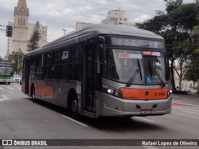 Viação Gato Preto 8 2492 na cidade de São Paulo, São Paulo, Brasil, por Rafael Lopes de Oliveira. Número da foto: #12761773.