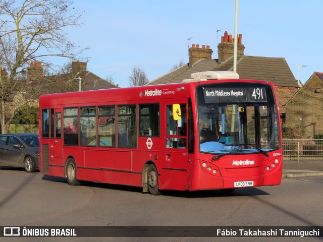 Metroline DE996 na cidade de Waltham Cross, Hertfordshire, Inglaterra, por Fábio Takahashi Tanniguchi. Número da foto: #12773375.