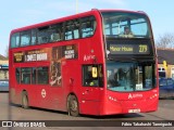 Arriva T242 na cidade de Waltham Cross, Hertfordshire, Inglaterra, por Fábio Takahashi Tanniguchi. Número da foto: #12778062.
