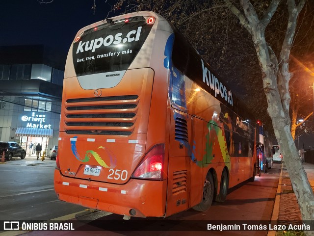 Pullman Bus 250 na cidade de Estación Central, Santiago, Metropolitana de Santiago, Chile, por Benjamín Tomás Lazo Acuña. Número da foto: #12706257.