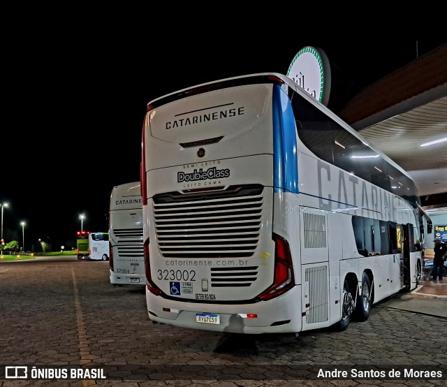 Auto Viação Catarinense 323002 na cidade de Londrina, Paraná, Brasil, por Andre Santos de Moraes. Número da foto: #12705072.