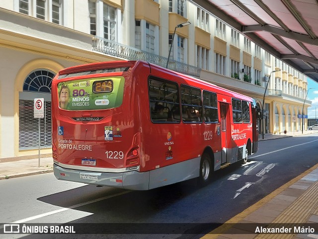 Trevo Transportes Coletivos 1229 na cidade de Porto Alegre, Rio Grande do Sul, Brasil, por Alexander Mário. Número da foto: #12702916.
