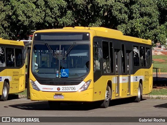 Viação Pioneira 233706 na cidade de Brasília, Distrito Federal, Brasil, por Gabriel Rocha. Número da foto: #12710813.
