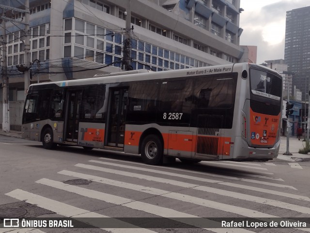 Viação Gato Preto 8 2587 na cidade de São Paulo, São Paulo, Brasil, por Rafael Lopes de Oliveira. Número da foto: #12781707.