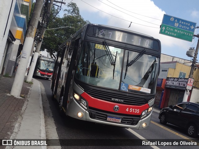 Allibus Transportes 4 5135 na cidade de São Paulo, São Paulo, Brasil, por Rafael Lopes de Oliveira. Número da foto: #12806248.