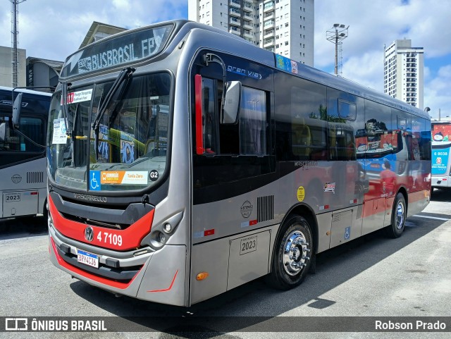 Pêssego Transportes 4 7109 na cidade de Barueri, São Paulo, Brasil, por Robson Prado. Número da foto: #12810311.