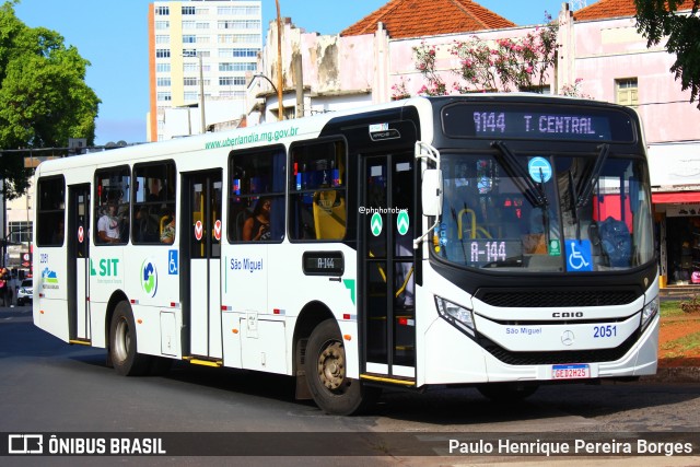 Transporte Urbano São Miguel 2051 na cidade de Uberlândia, Minas Gerais, Brasil, por Paulo Henrique Pereira Borges. Número da foto: #12811726.