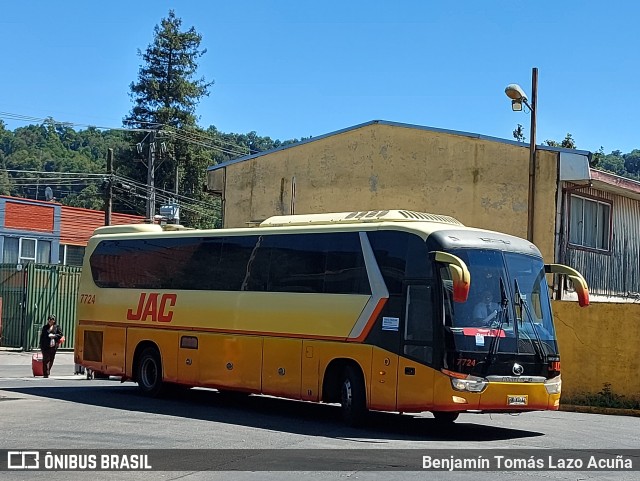 JAC 7724 na cidade de Temuco, Cautín, Araucanía, Chile, por Benjamín Tomás Lazo Acuña. Número da foto: #12815449.