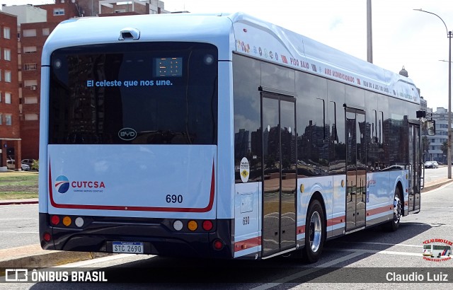 CUTCSA - Companhia Uruguaia de Transporte Coletivo 690 na cidade de Montevideo, Montevideo, Uruguai, por Claudio Luiz. Número da foto: #12819339.