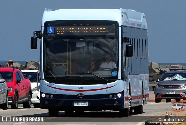 CUTCSA - Companhia Uruguaia de Transporte Coletivo 690 na cidade de Montevideo, Montevideo, Uruguai, por Claudio Luiz. Número da foto: #12819333.