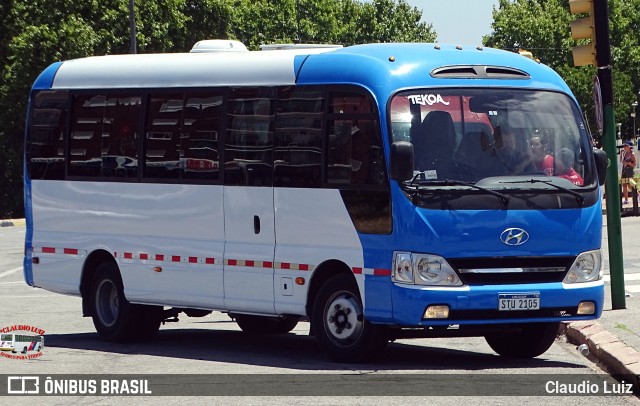 Ônibus Particulares STU2105 na cidade de Montevideo, Montevideo, Uruguai, por Claudio Luiz. Número da foto: #12822405.