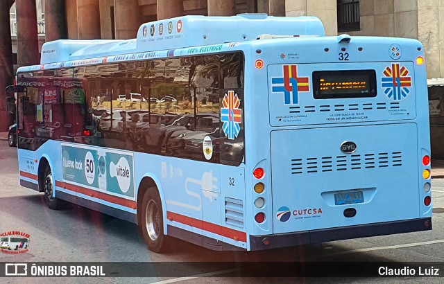CUTCSA - Companhia Uruguaia de Transporte Coletivo 32 na cidade de Montevideo, Montevideo, Uruguai, por Claudio Luiz. Número da foto: #12822334.
