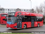 Metroline VMS2810 na cidade de London, Greater London, Inglaterra, por Fábio Takahashi Tanniguchi. Número da foto: #:id.