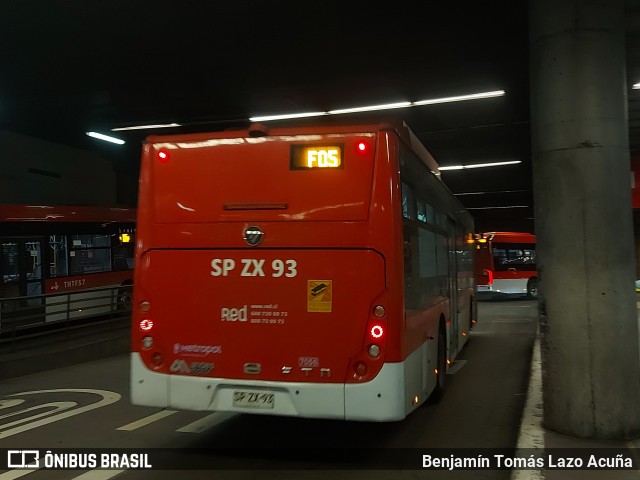 Buses Omega 7056 na cidade de La Cisterna, Santiago, Metropolitana de Santiago, Chile, por Benjamín Tomás Lazo Acuña. Número da foto: #12822953.