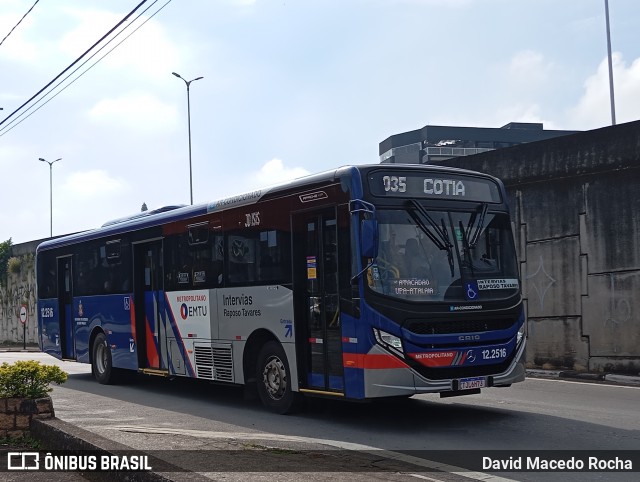 Auto Viação Bragança Metropolitana > Viação Raposo Tavares 12.2516 na cidade de Cotia, São Paulo, Brasil, por David Macedo Rocha. Número da foto: #12824312.