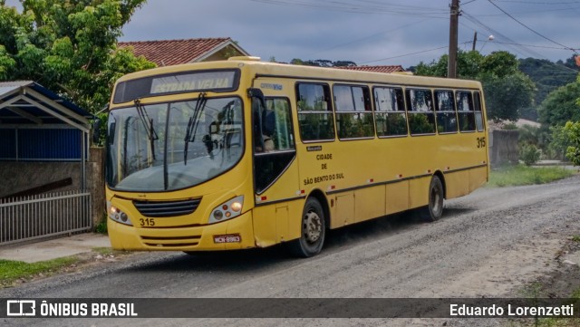 Coletivos Rainha 315 na cidade de São Bento do Sul, Santa Catarina, Brasil, por Eduardo Lorenzetti. Número da foto: #12827740.