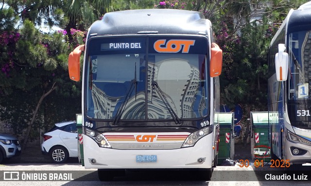 COT - Companhia Oriental de Transportes 959 na cidade de Punta del Este, Maldonado, Uruguai, por Claudio Luiz. Número da foto: #12829505.