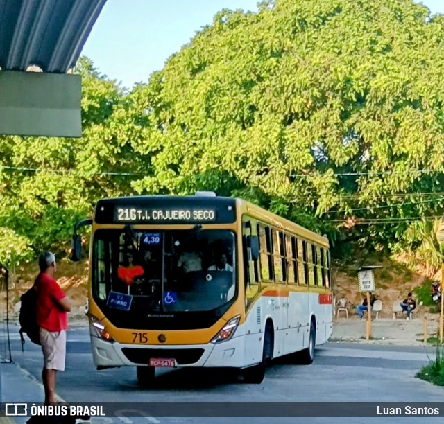Empresa Metropolitana 715 na cidade de Recife, Pernambuco, Brasil, por Luan Santos. Número da foto: #12832464.