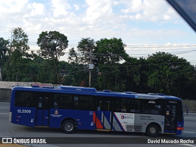 Auto Viação Bragança Metropolitana > Viação Raposo Tavares 12.2509 na cidade de Cotia, São Paulo, Brasil, por David Macedo Rocha. Número da foto: #12837010.