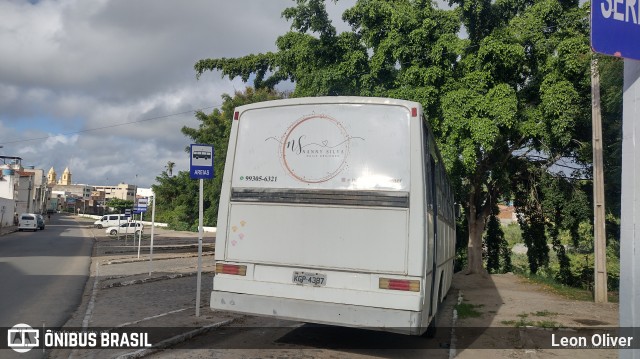 Ônibus Particulares 4387 na cidade de Bezerros, Pernambuco, Brasil, por Leon Oliver. Número da foto: #12838434.