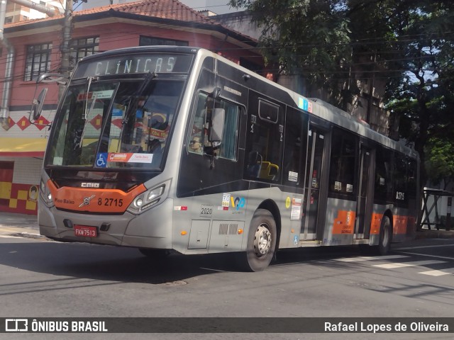 Viação Gato Preto 8 2715 na cidade de São Paulo, São Paulo, Brasil, por Rafael Lopes de Oliveira. Número da foto: #12839788.