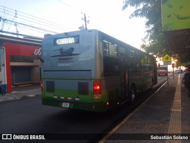 Autotransportes Santa Bárbara HB 3726 na cidade de Santa Bárbara, Santa Bárbara, Heredia, Costa Rica, por Sebastián Solano. Número da foto: #12794263.