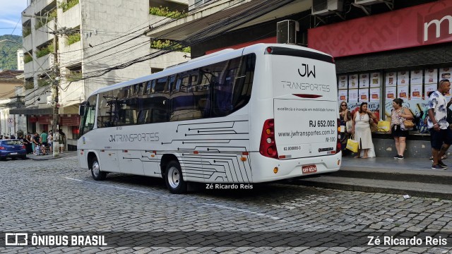 JW Transportadora M-100 na cidade de Petrópolis, Rio de Janeiro, Brasil, por Zé Ricardo Reis. Número da foto: #12793858.