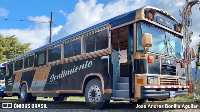 Autobuses sin identificación - Costa Rica 00 na cidade de Turrialba, Turrialba, Cartago, Costa Rica, por Jose Andres Bonilla Aguilar. Número da foto: #12797432.