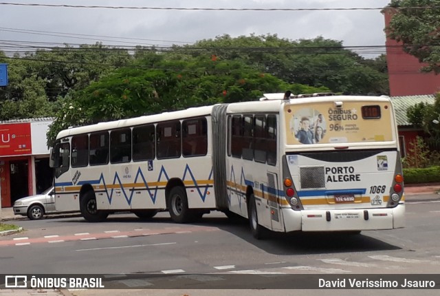 Trevo Transportes Coletivos 1068 na cidade de Porto Alegre, Rio Grande do Sul, Brasil, por David Verissimo Jsauro. Número da foto: #12797912.