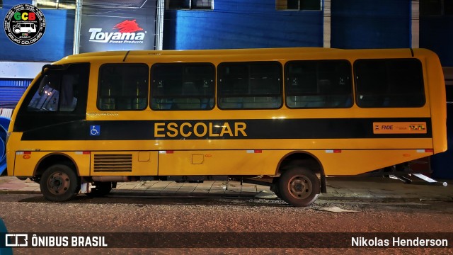 Escolares  na cidade de Tucuruí, Pará, Brasil, por Nikolas Henderson. Número da foto: #12799319.