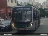 Via Sudeste Transportes S.A. 5 1056 na cidade de São Paulo, São Paulo, Brasil, por Rômulo Santos. Número da foto: #:id.