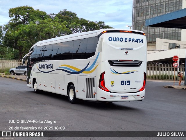 Viação Ouro e Prata 819 na cidade de Porto Alegre, Rio Grande do Sul, Brasil, por JULIO SILVA. Número da foto: #12848688.
