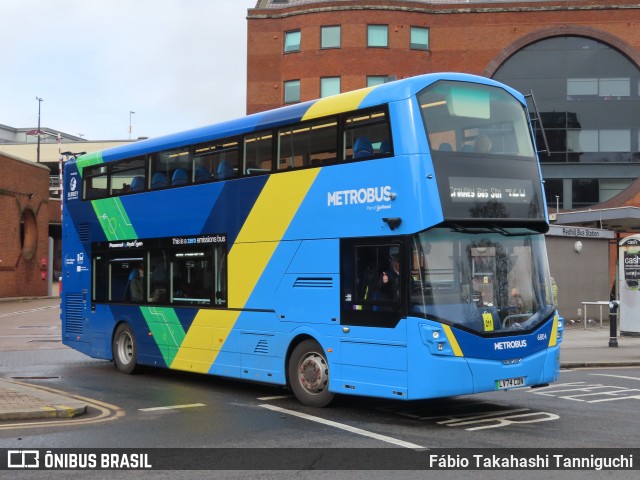 Metrobus 6804 na cidade de Redhill, Surrey, Inglaterra, por Fábio Takahashi Tanniguchi. Número da foto: #12849950.
