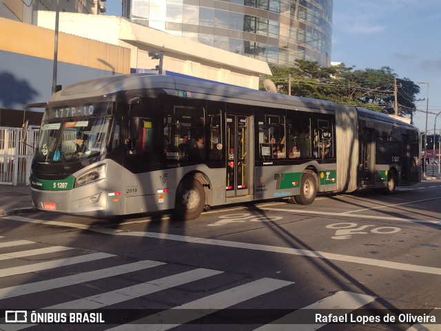 Via Sudeste Transportes S.A. 5 1207 na cidade de São Paulo, São Paulo, Brasil, por Rafael Lopes de Oliveira. Número da foto: #12850208.
