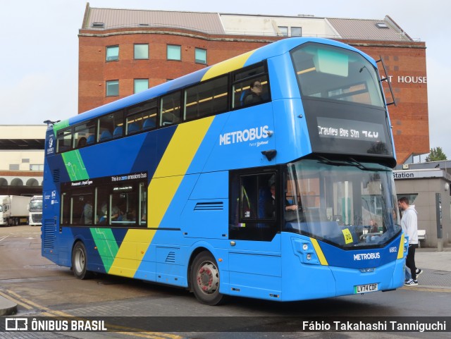 Metrobus 6802 na cidade de Redhill, Surrey, Inglaterra, por Fábio Takahashi Tanniguchi. Número da foto: #12849941.