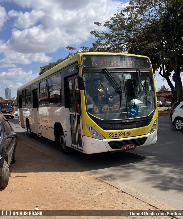 Viação Pioneira 228524 na cidade de Taguatinga, Distrito Federal, Brasil, por Daniel Rocha dos Santos. Número da foto: #12882158.