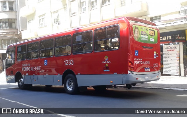 Trevo Transportes Coletivos 1233 na cidade de Porto Alegre, Rio Grande do Sul, Brasil, por David Verissimo Jsauro. Número da foto: #12893645.